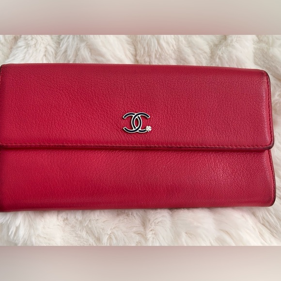 CHANEL
Goatskin CC Large Clover Charm Bi-fold with Chanel dust bag - Picture 1 of 13
